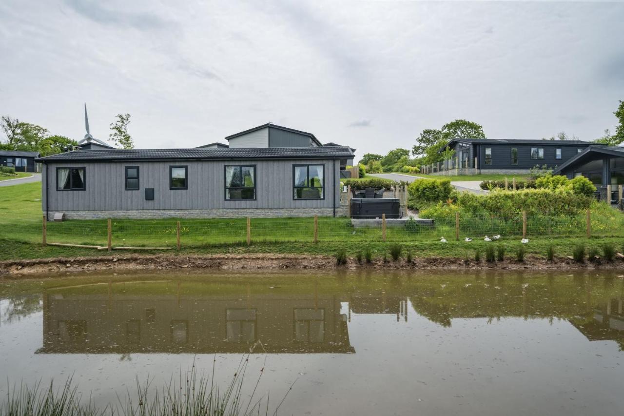Lilac Lodge, 22 Roadford Lake Lodges Lifton Exterior photo