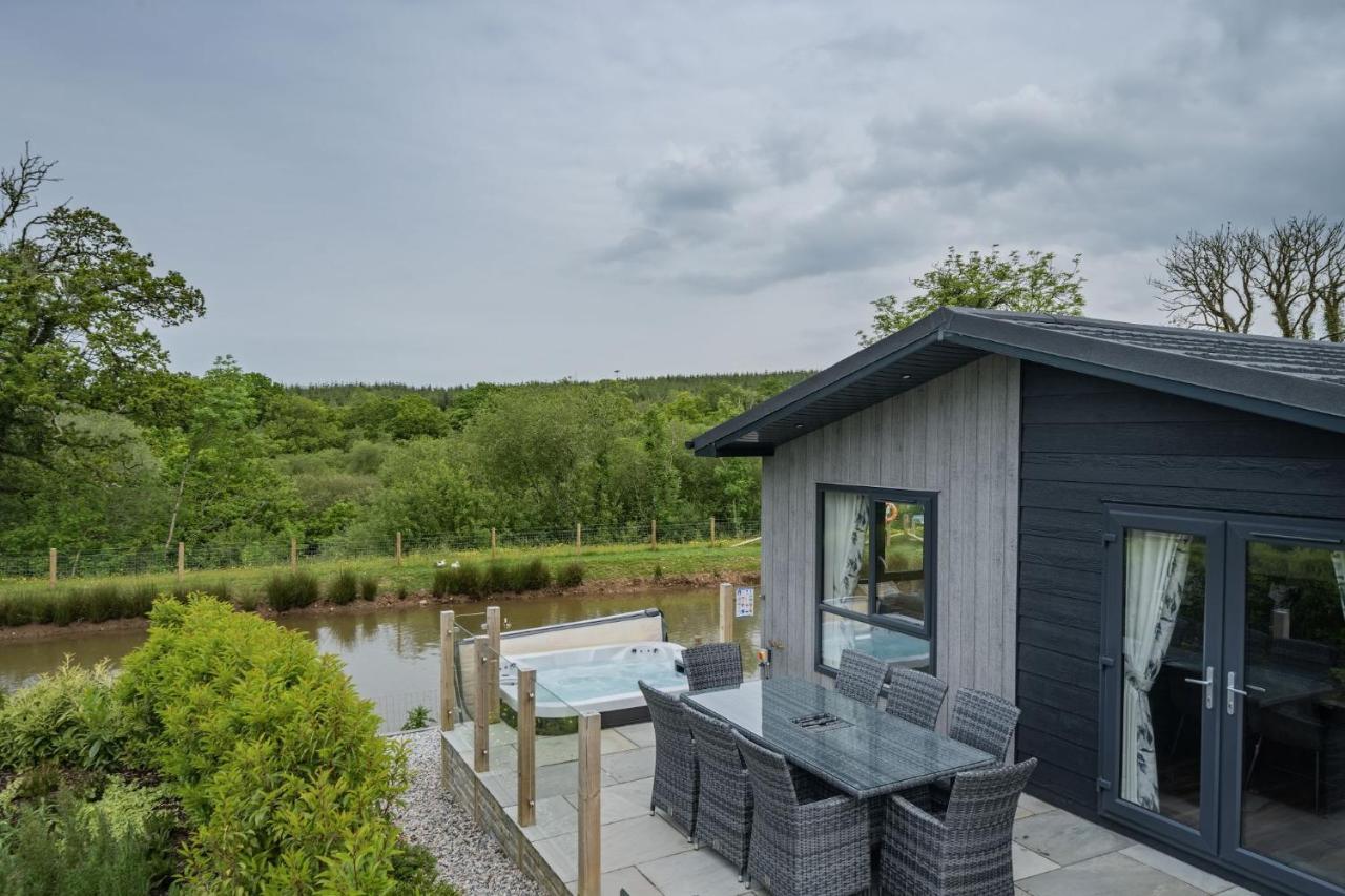 Lilac Lodge, 22 Roadford Lake Lodges Lifton Exterior photo